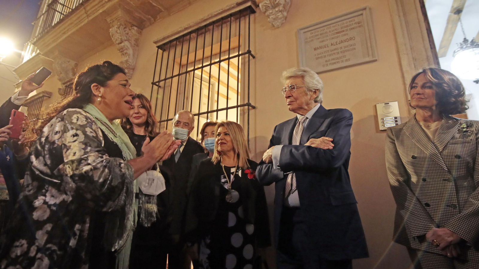 Manuel Alejandro descubre una placa en la casa donde se crió