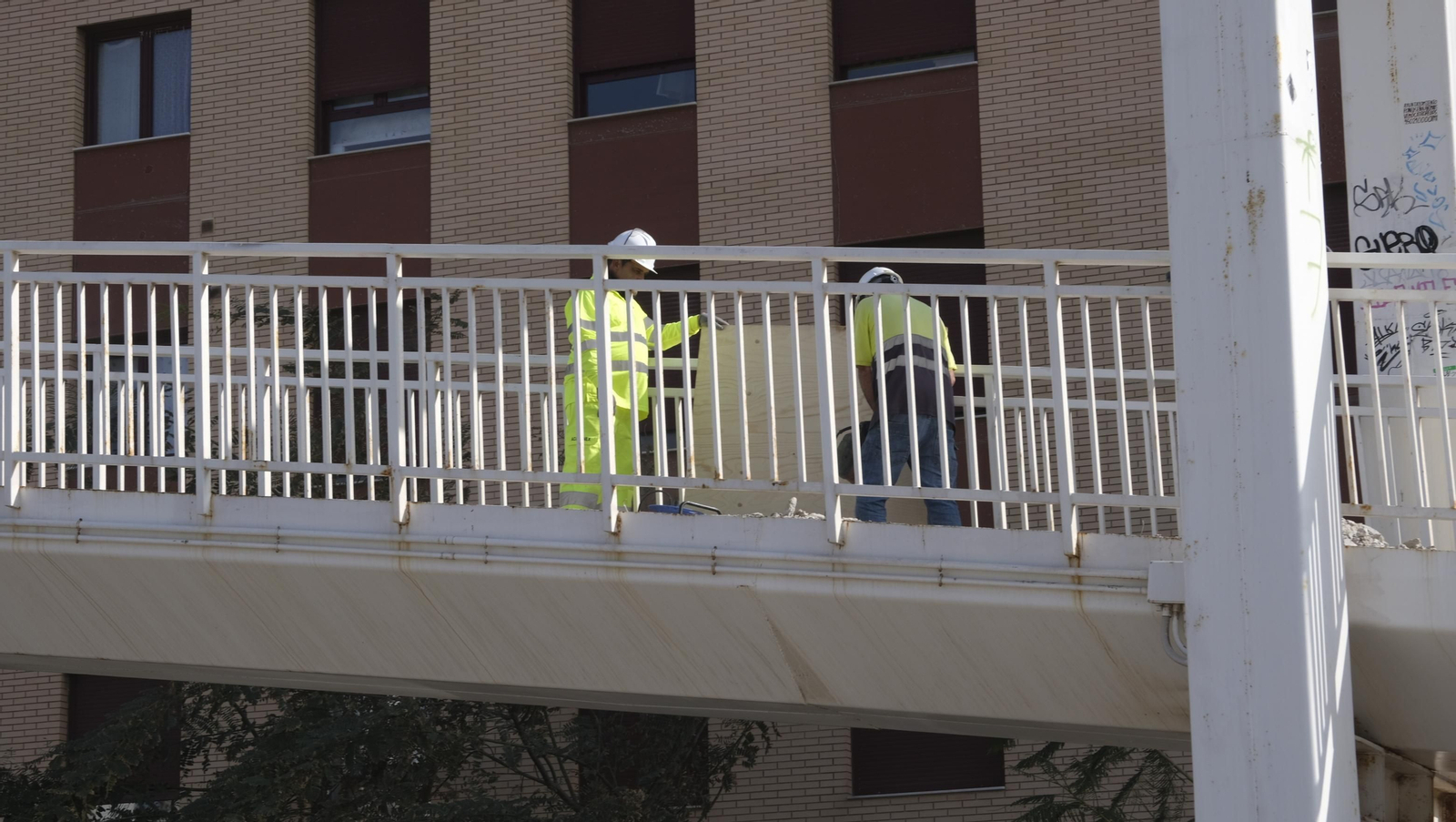 Imágenes del desmatelamiento de la pasarela de Renfe, en Almería