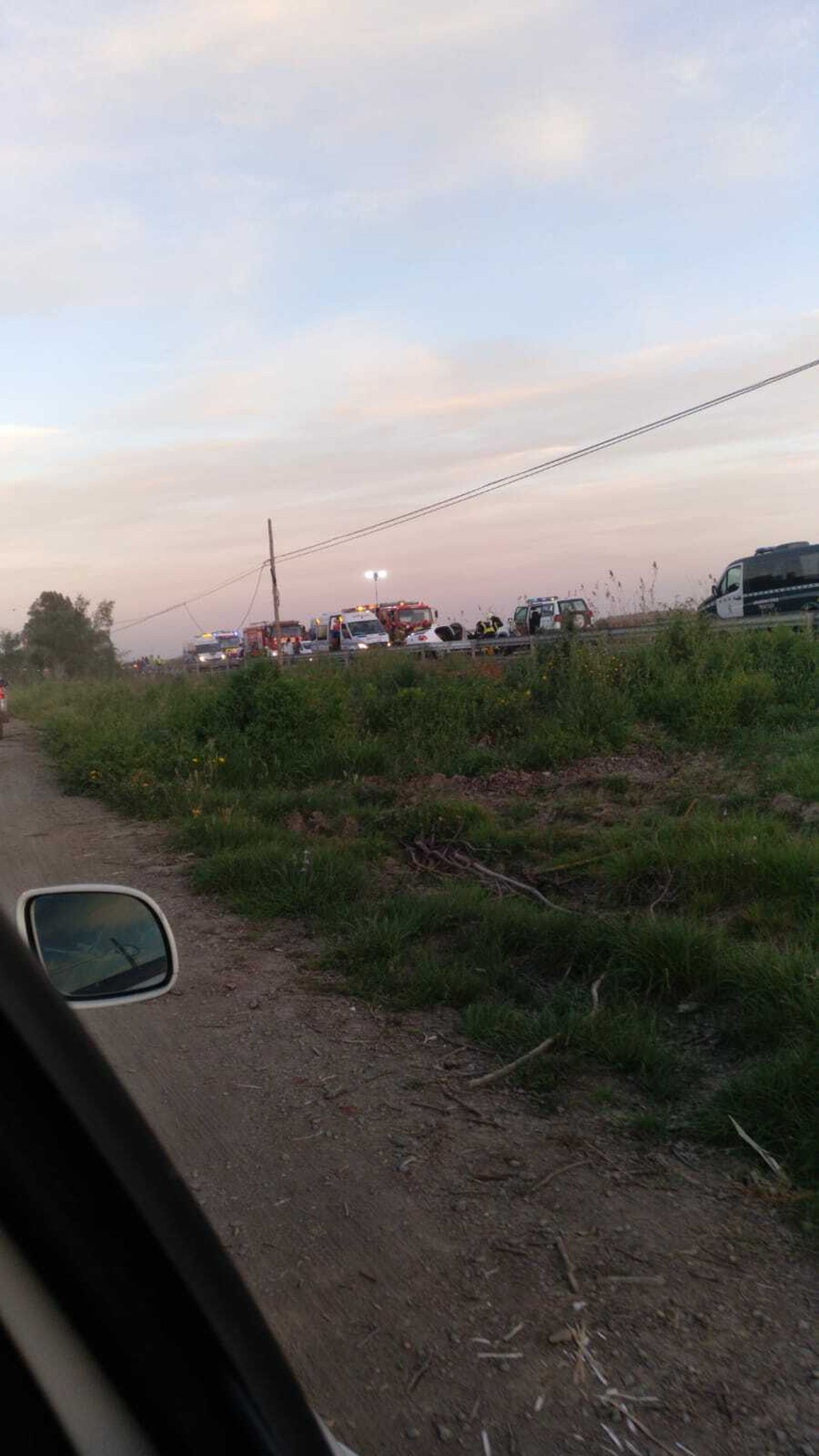 Bomberos, ambulancias y coches de la Guardia Civil, en la zona del accidente.