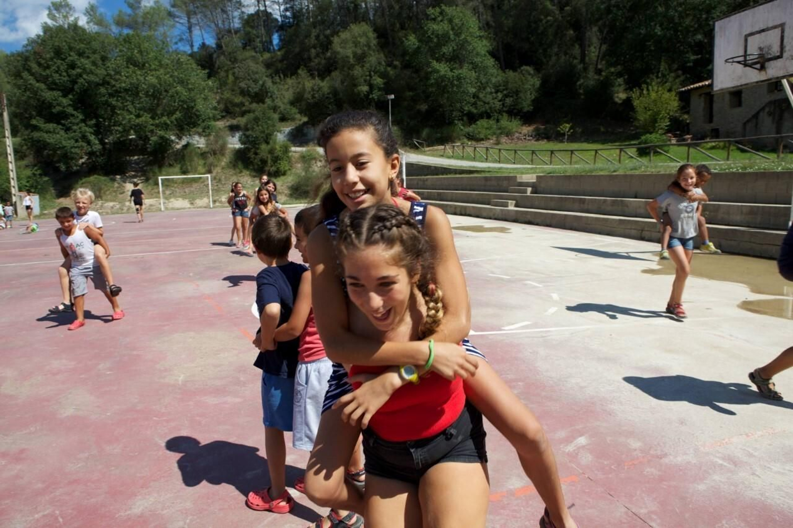 Niños participando en actividades promovidas por el programa CaixaProinfancia.