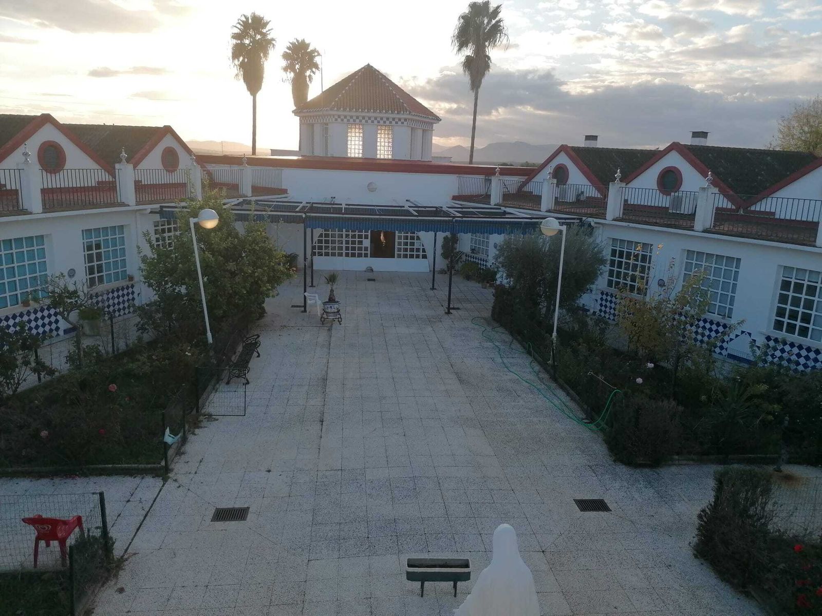 Las instalaciones de la residencia María Milagrosa de El Coronil.