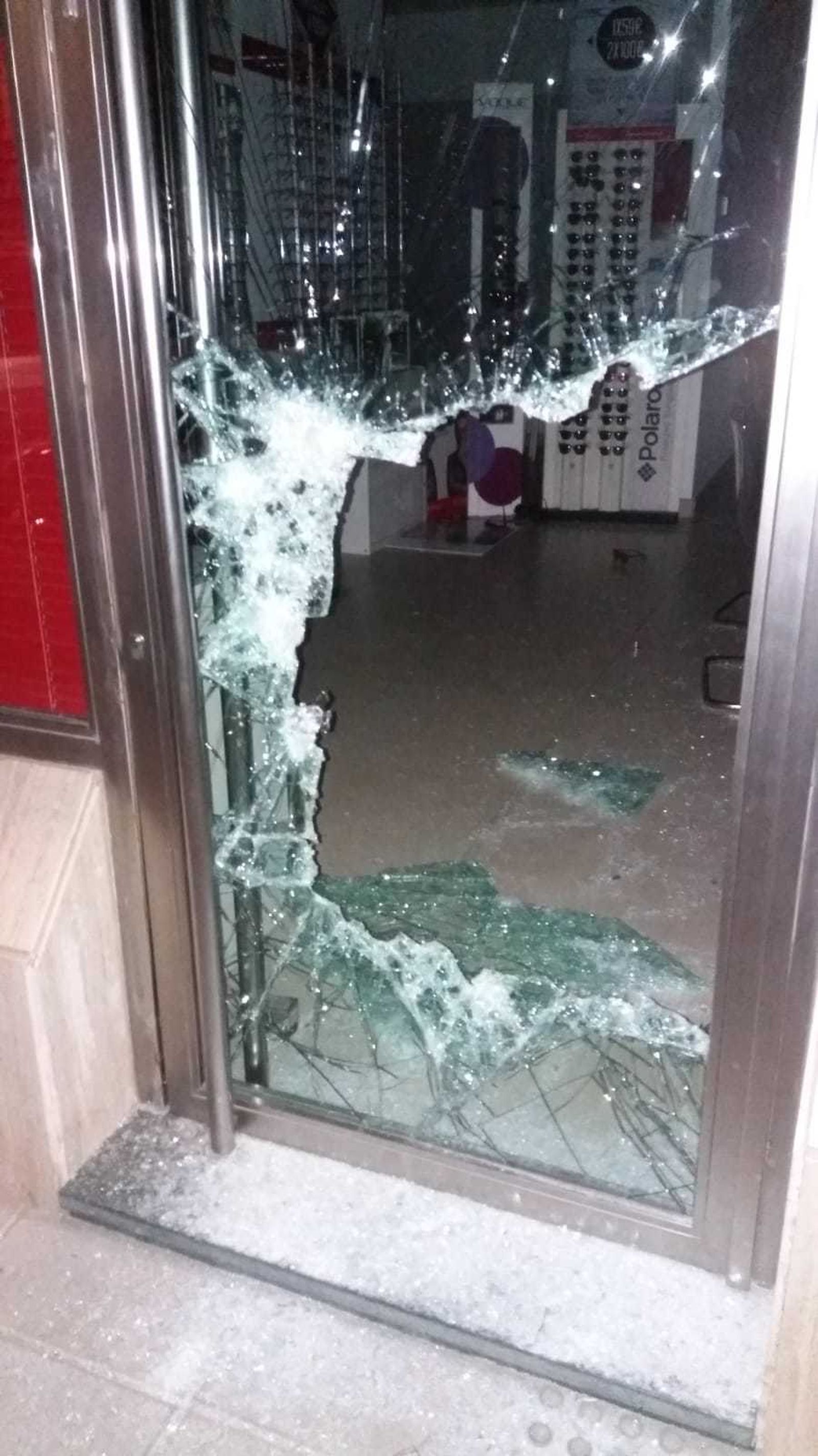 El agujero por el que se colaron los ladrones.