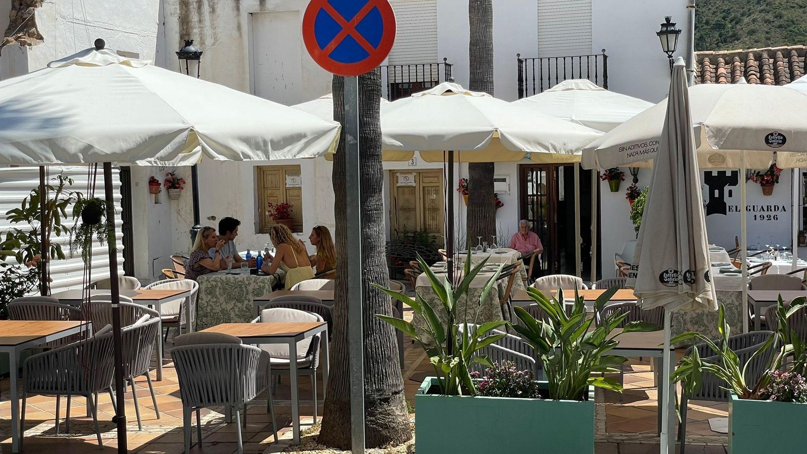 Una terraza de Benahavís antes de mediodía. Una terraza de Benahavís antes de mediodía.
