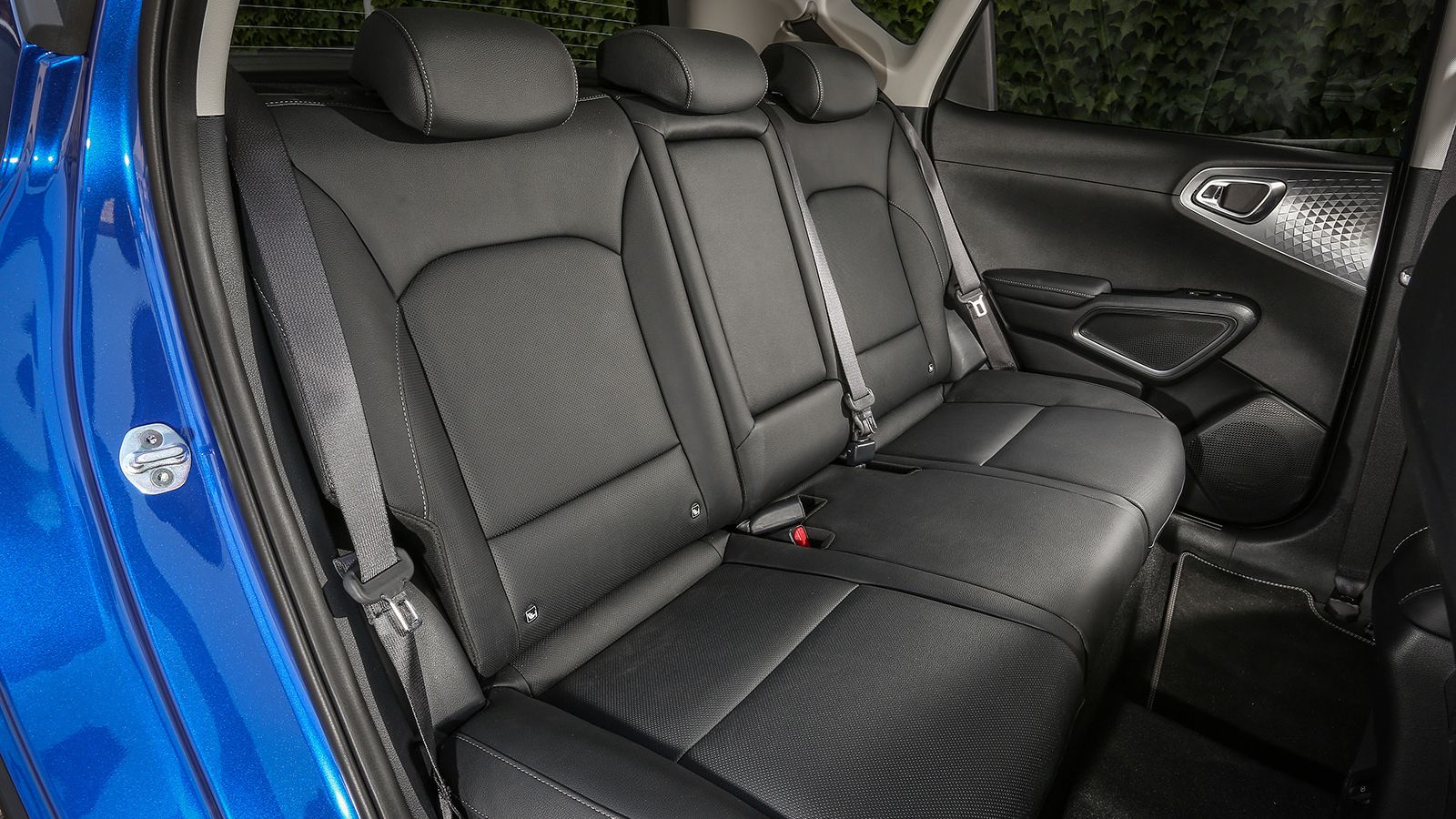 Detrás caben hasta tres adultos.