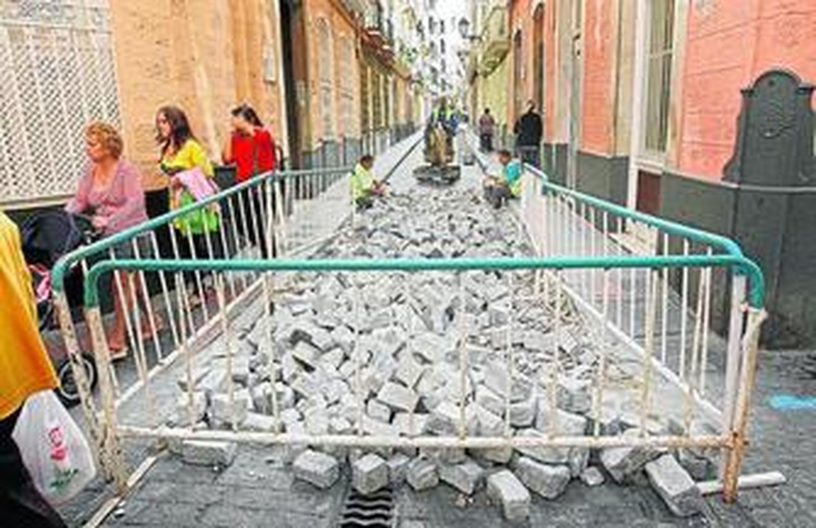 Vías y Obras ya trabaja en los arreglos de la calle Cervantes.