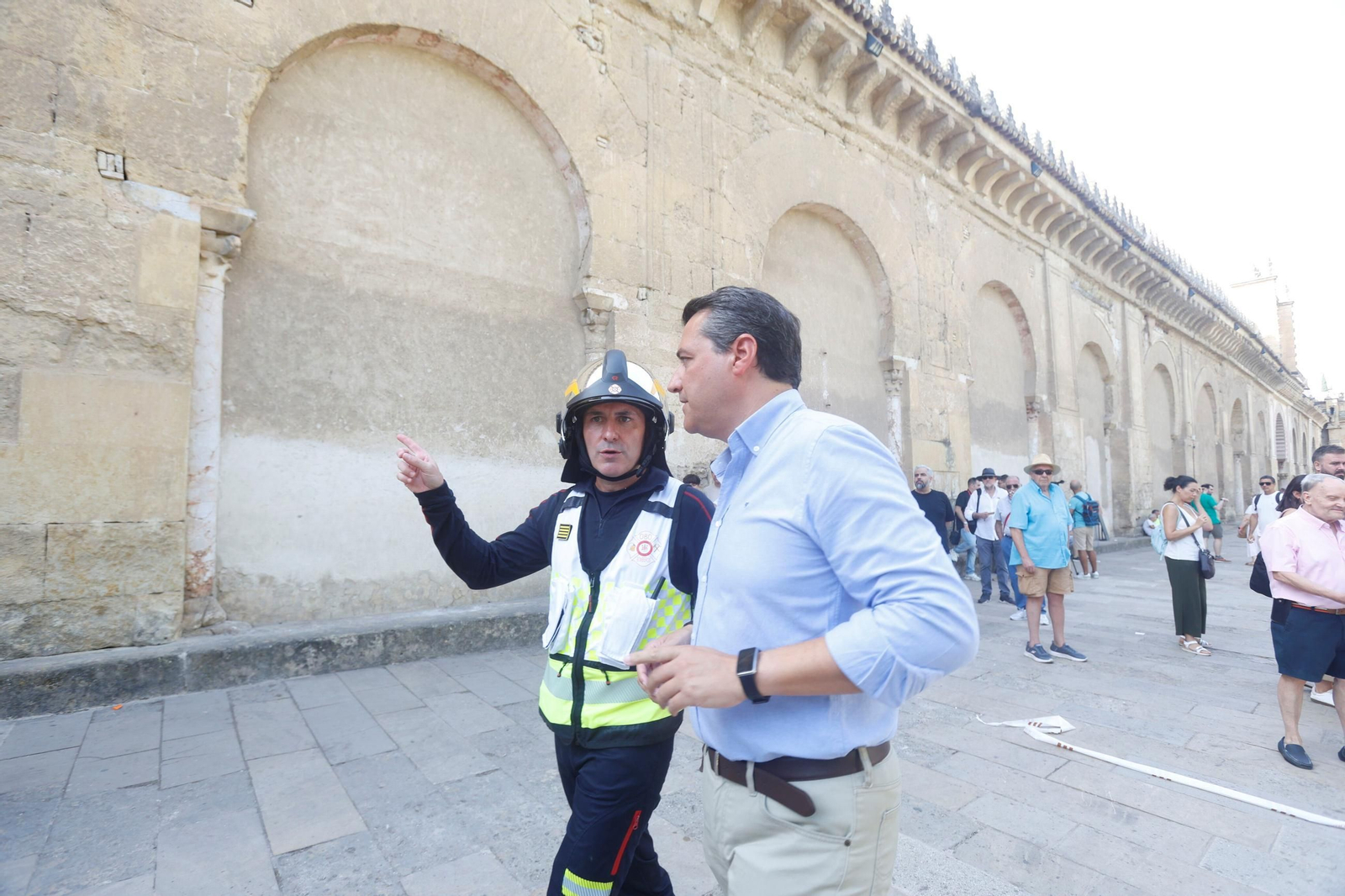 José María Bellido habla con el jefe de Bomberos en el Patio de los Naranjos.