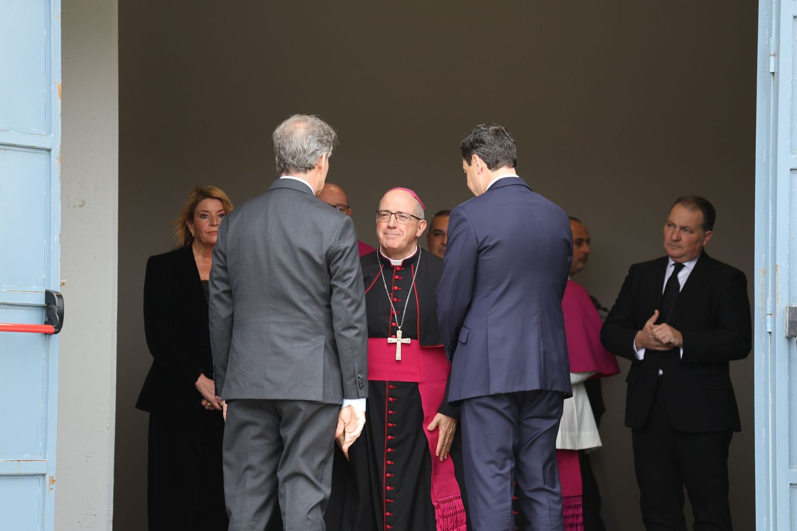 Fotografías de la llegada de Juanma Moreno, Feijóo y todas las autoridades al funeral por las víctimas de Adamuz en Huelva