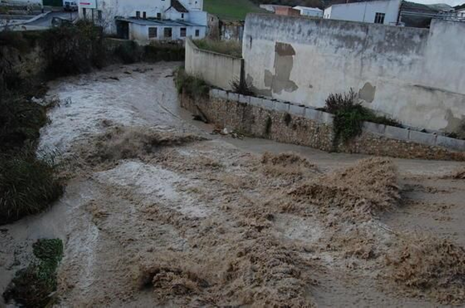 Las lluvias inundan las calles de Baena.  Foto: Rafael Salido