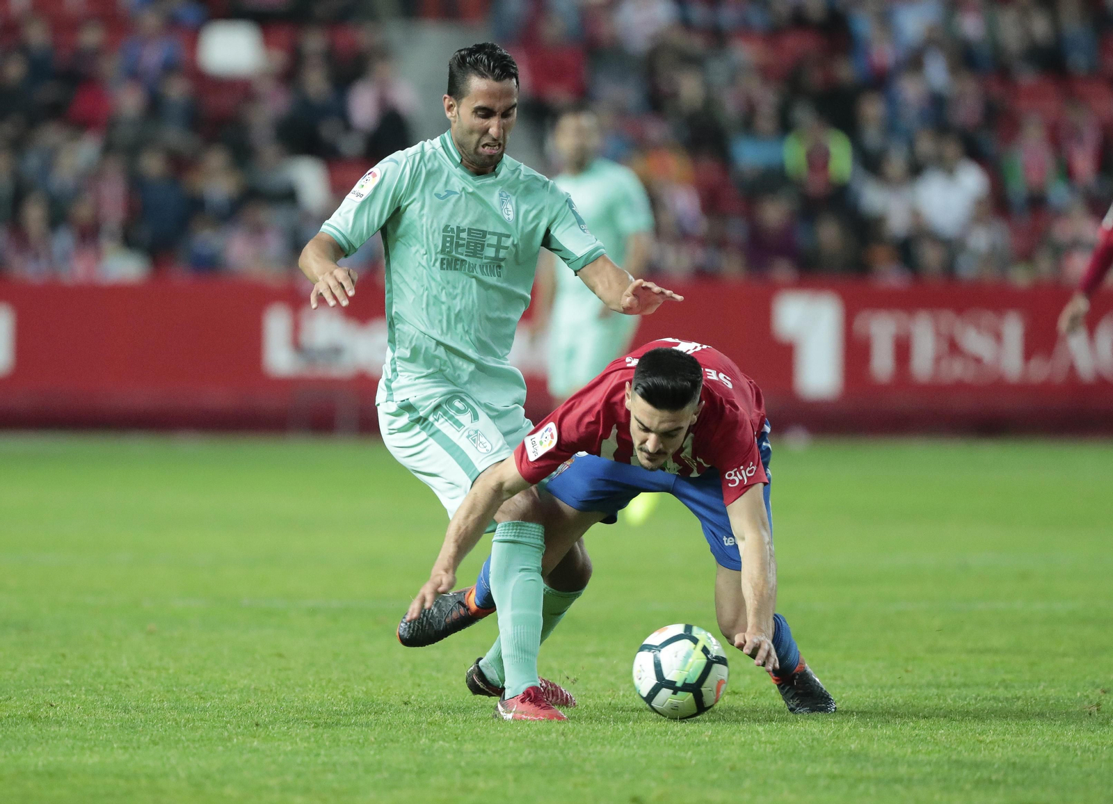 Germán despeja de cabeza una pugna con Jony.