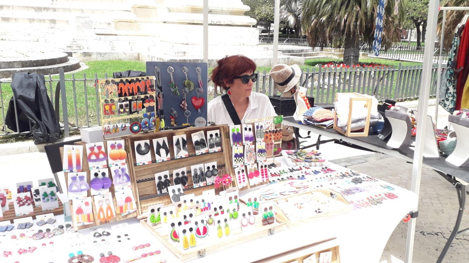 El puesto de Siete Complementos, que ofrece pendientes artesanos de dieño orginal, entre otros artículos, en El Pópulo.
