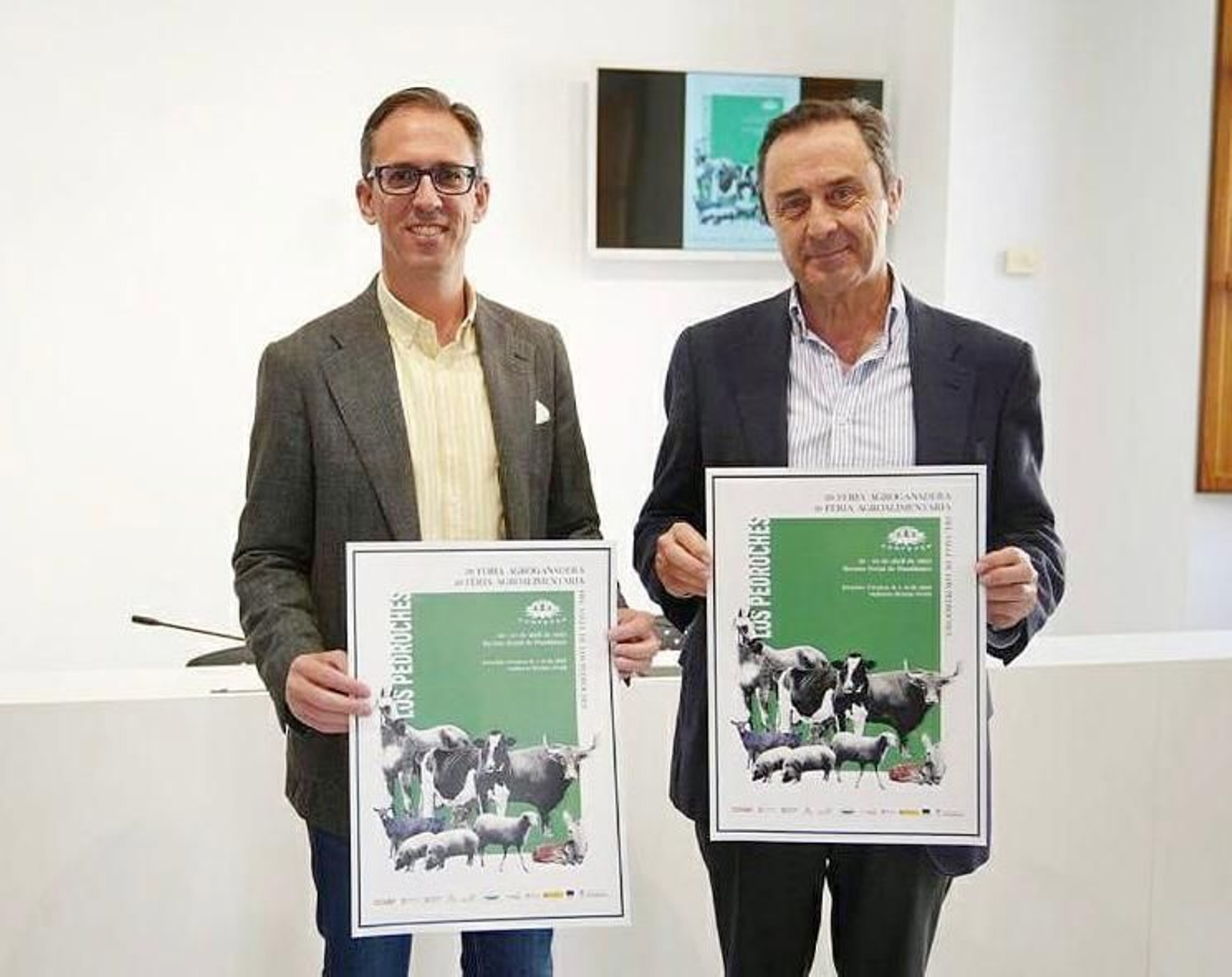 Santiago Cabello y Ricardo Delgado Vizcaíno, con el cartel de la feria.