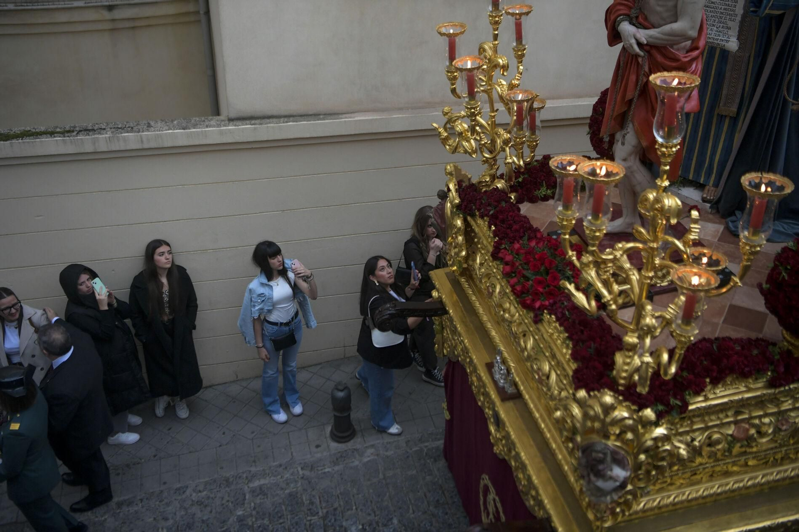 Así vivió el Realejo el nuevo recorrido de la Hermandad de las Maravillas