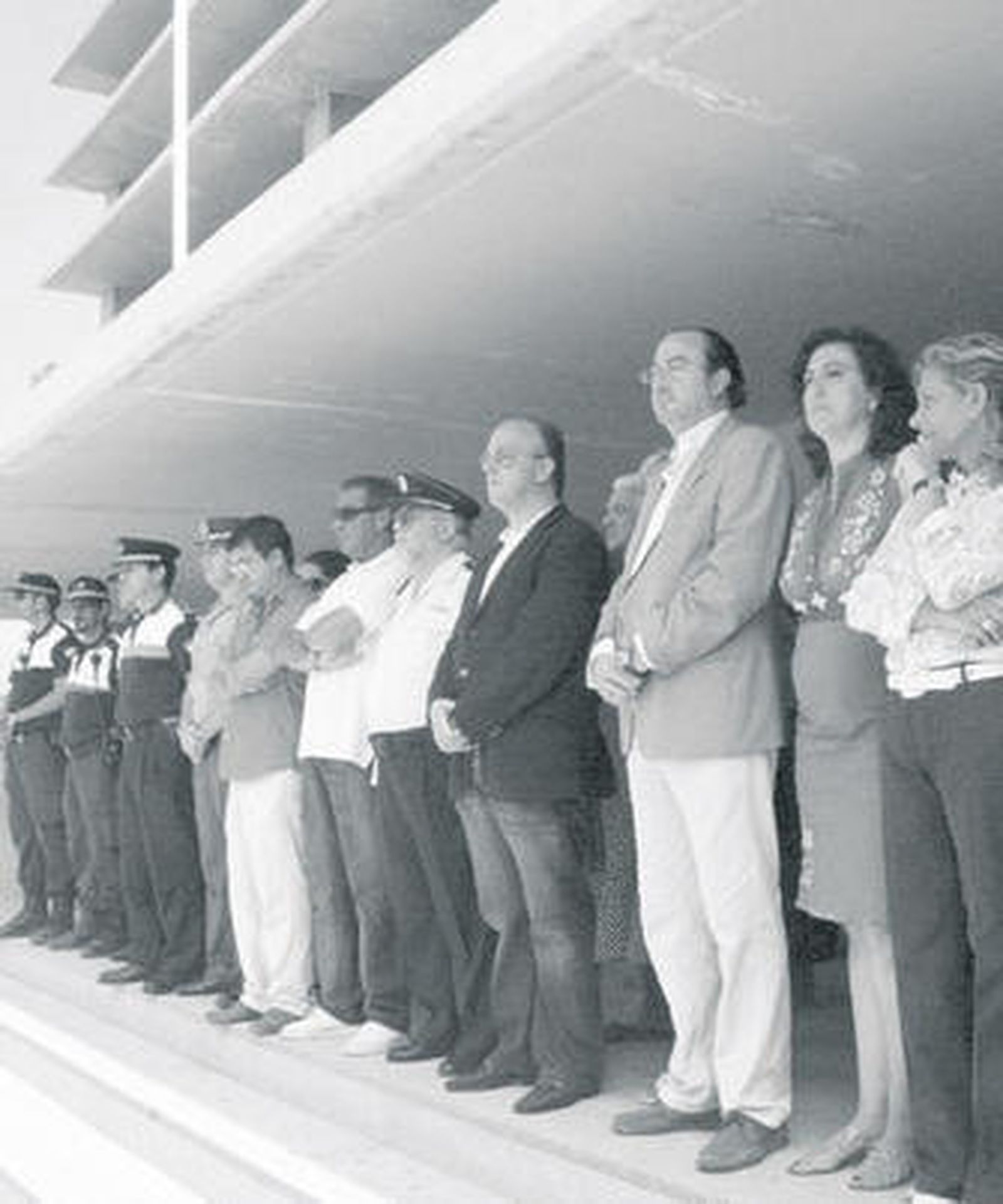 Las puertas del Ayuntamiento de Algeciras sirvieron de escenario para mostrar el rechazo al terrorismo.