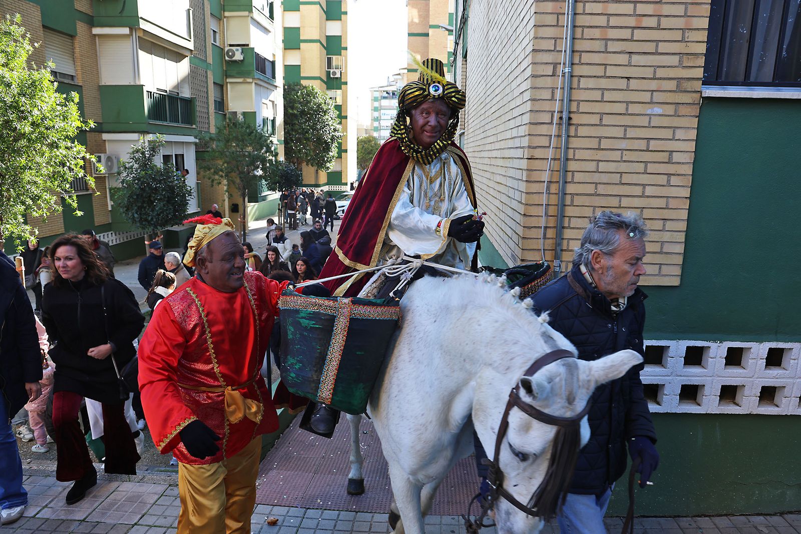 Día de regalos y Reyes Magos por los barrios de la ciudad