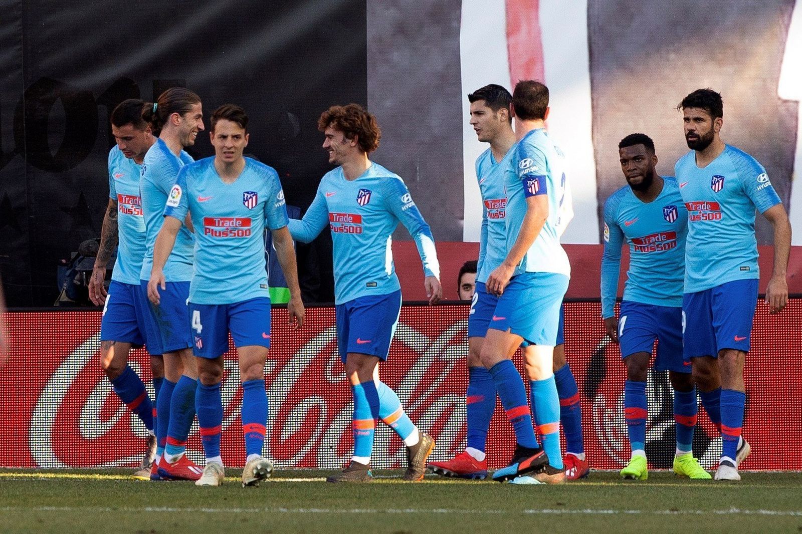 Los jugadores colchoneros celebran el tanto.