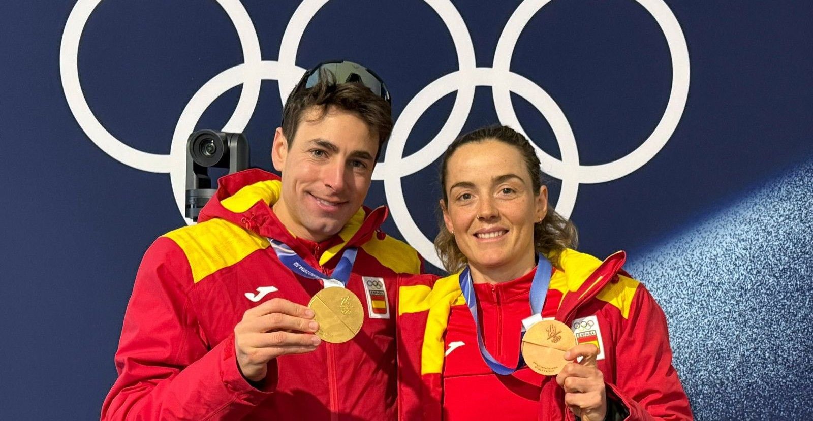Oriol Cardona y Ana Alonso muestran sus medallas en una foto facilitada por el COE.