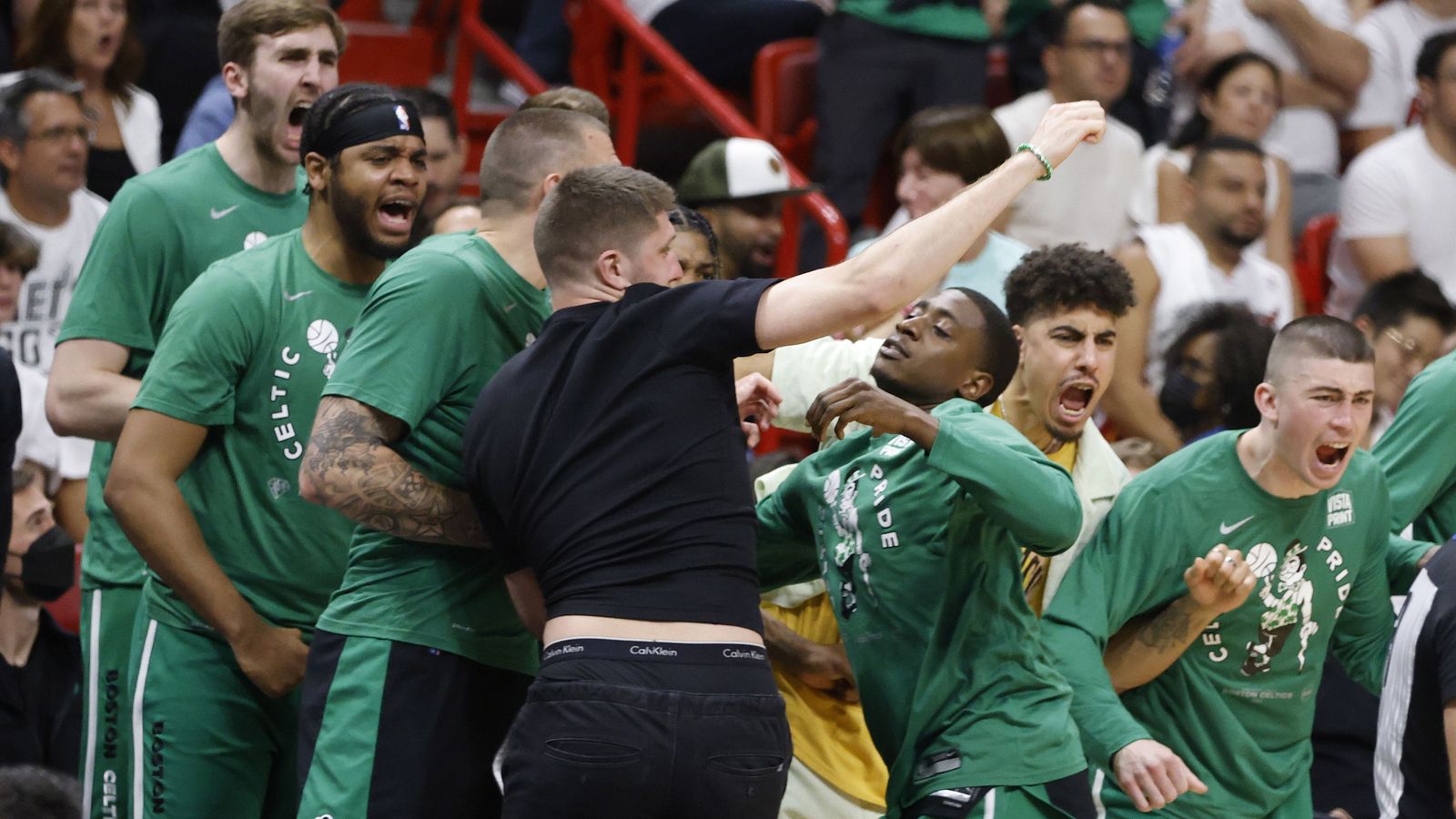 El banquillo de Boston Celtics celebra el triunfo en Miami.