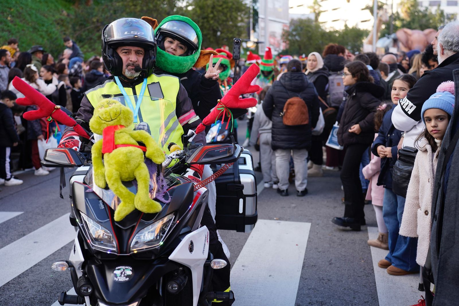 Búscate en las fotos de la cabalgata de Reyes Magos 2026 en Algeciras
