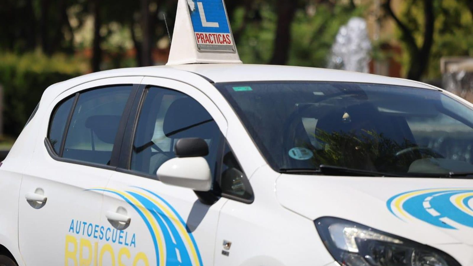 Un vehículo de autoescuela en la capital onubense.