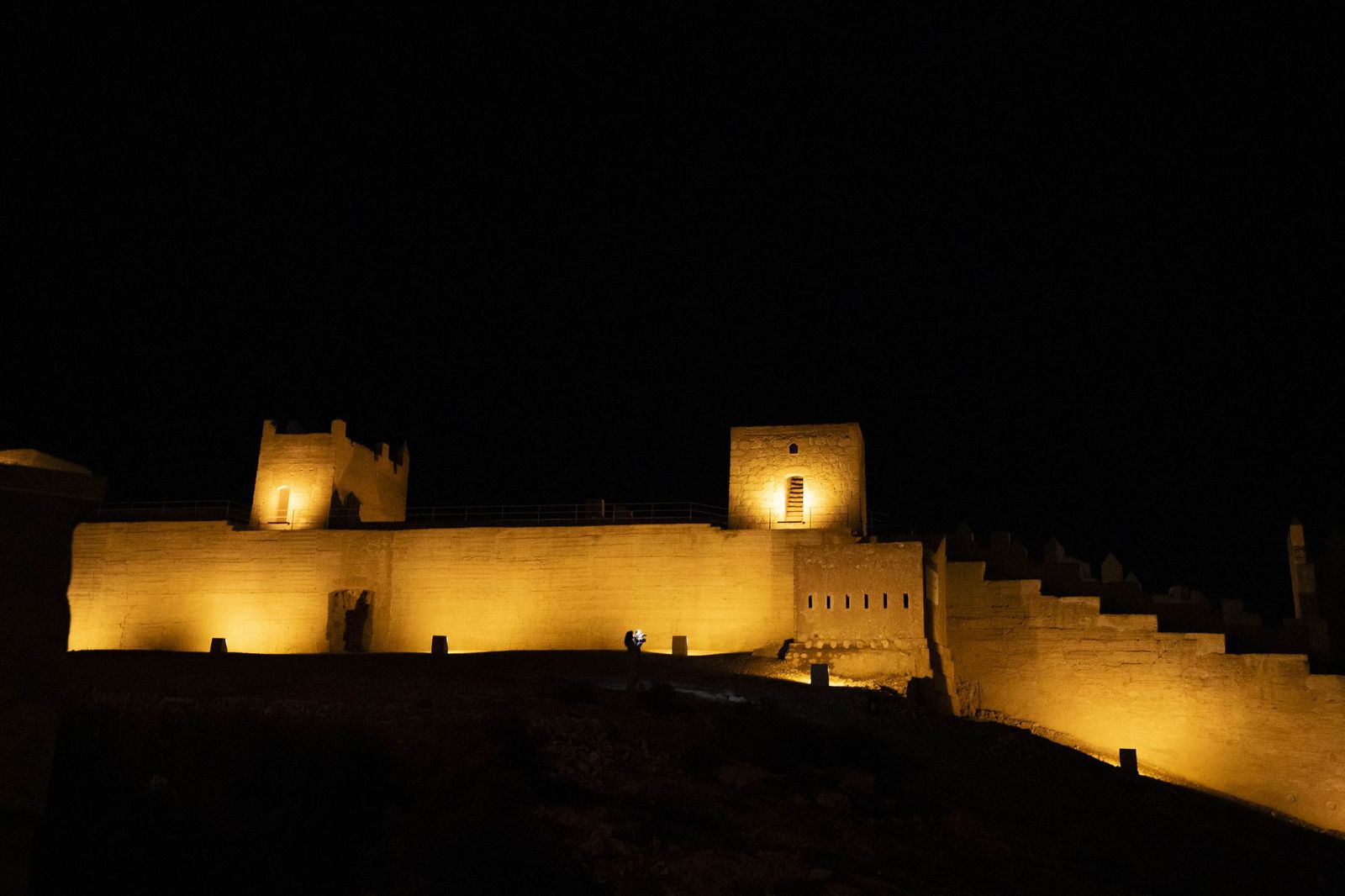 Las murallas del Cerro de San Cristóbal se encienden para iluminar Almería