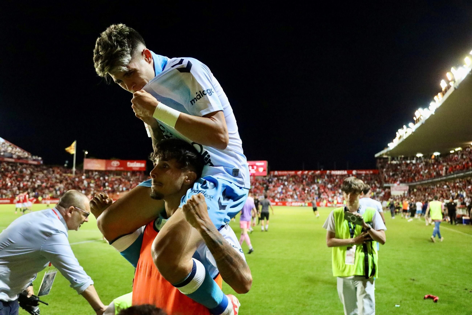 Cordero besa el escudo tras el ascenso.