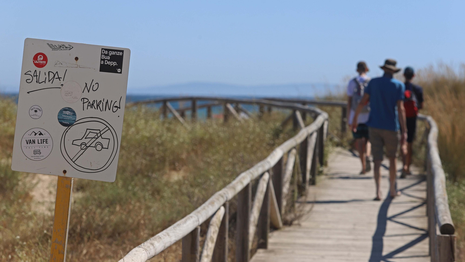 Varias personas se dirigen hacia una de las playas de Tarifa.