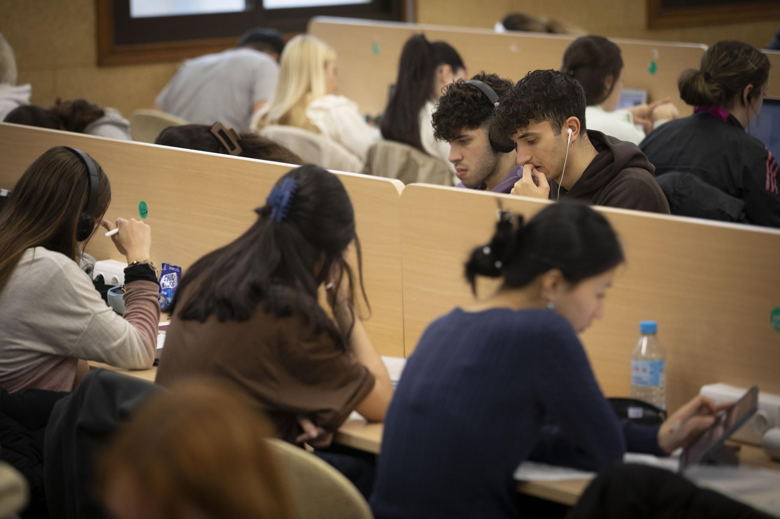 Estudiantes en una sala de estudio de la UGR.