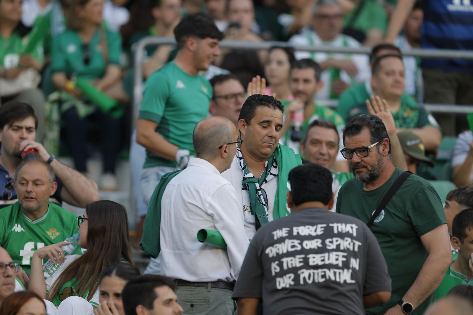 Búscate en las fotos del Betis - Fiorentina