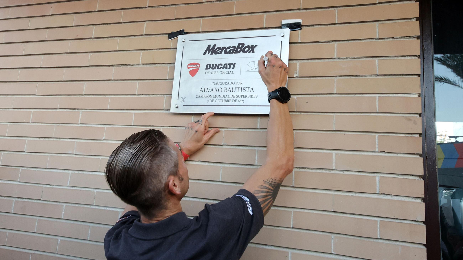 Álvario Bautista firma una placa en las nuevas instalaciones de Ducati en Jerez.