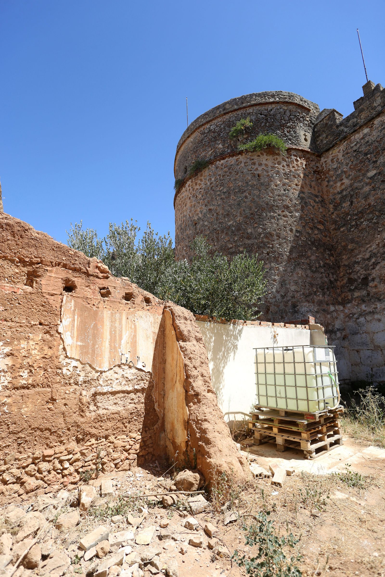 Visita de autoridades a las obras de restauración de la Barbacana de Niebla en imágenes