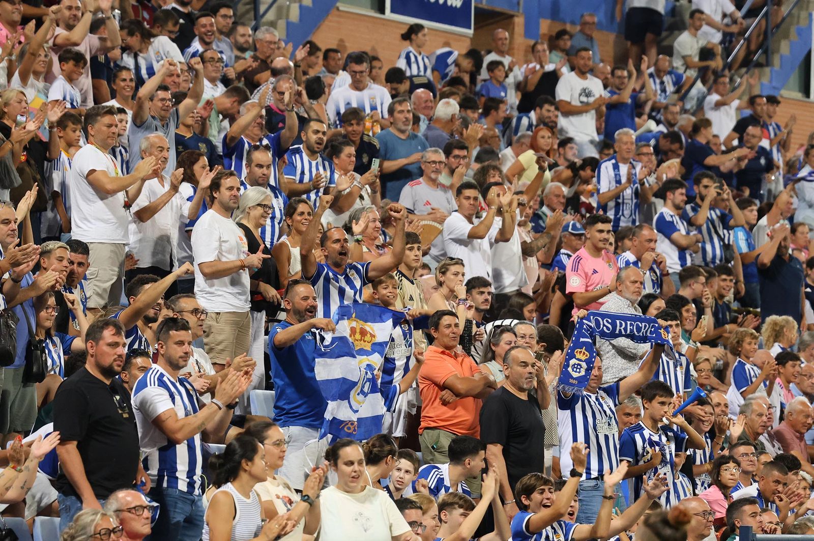 Búscate en las gradas del estadio en la celebración del Trofeo Colombino