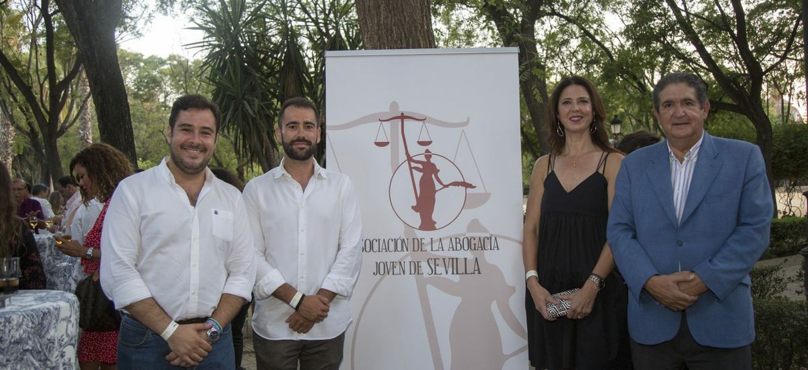 José Joaquín Gallardo (derecha) y Juan Miguel Podadera (centro) con el nuevo logo de la Abogacía Joven de Sevilla