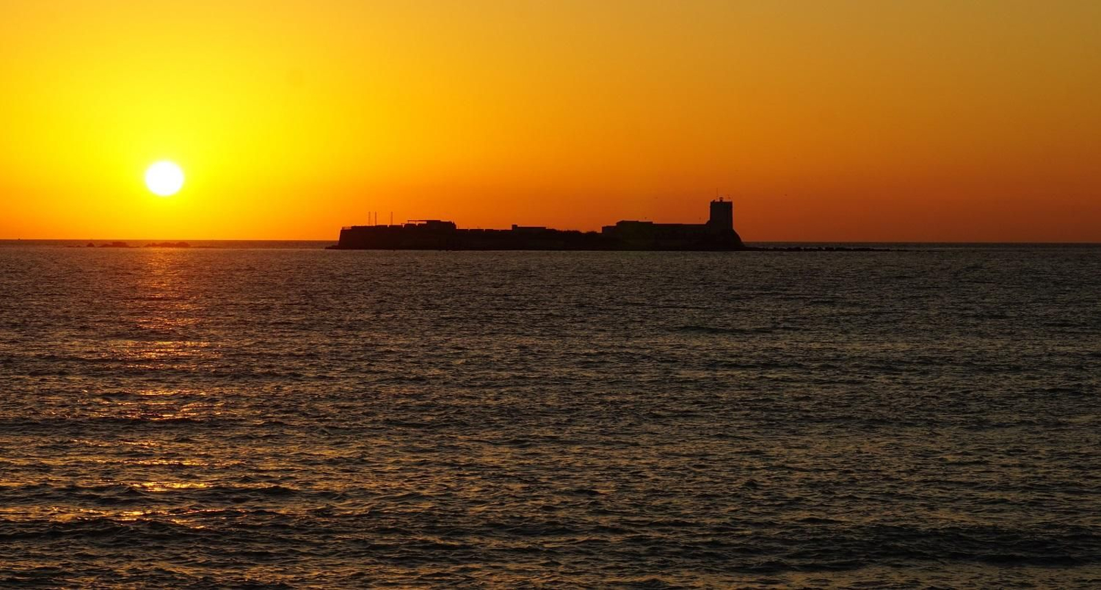 Atardecer sobre el castillo de Sancti Petri desde la playa de La Barrosa
