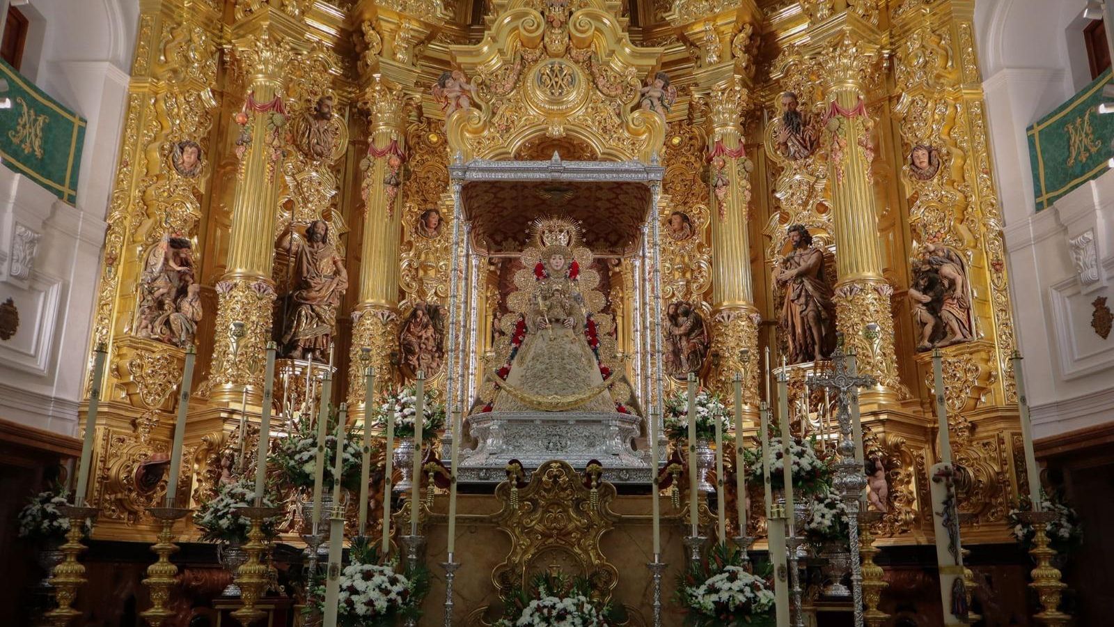 La Virgen del Rocío entronizada.