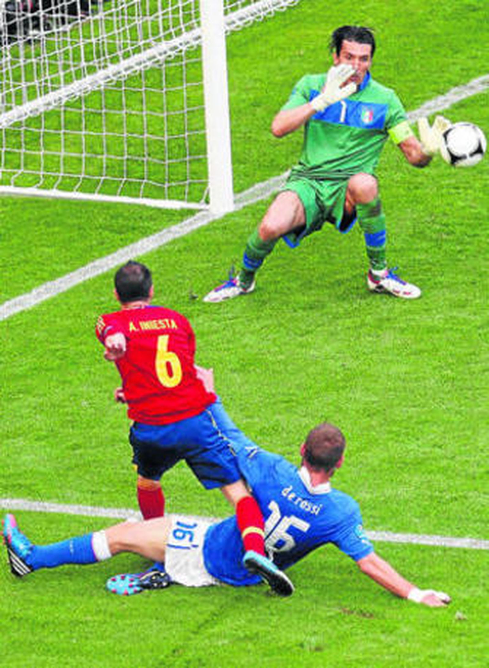 Minuto 51, Iniesta dispara cruzado tras superar a De Rossi y Buffon desvía lo justo.