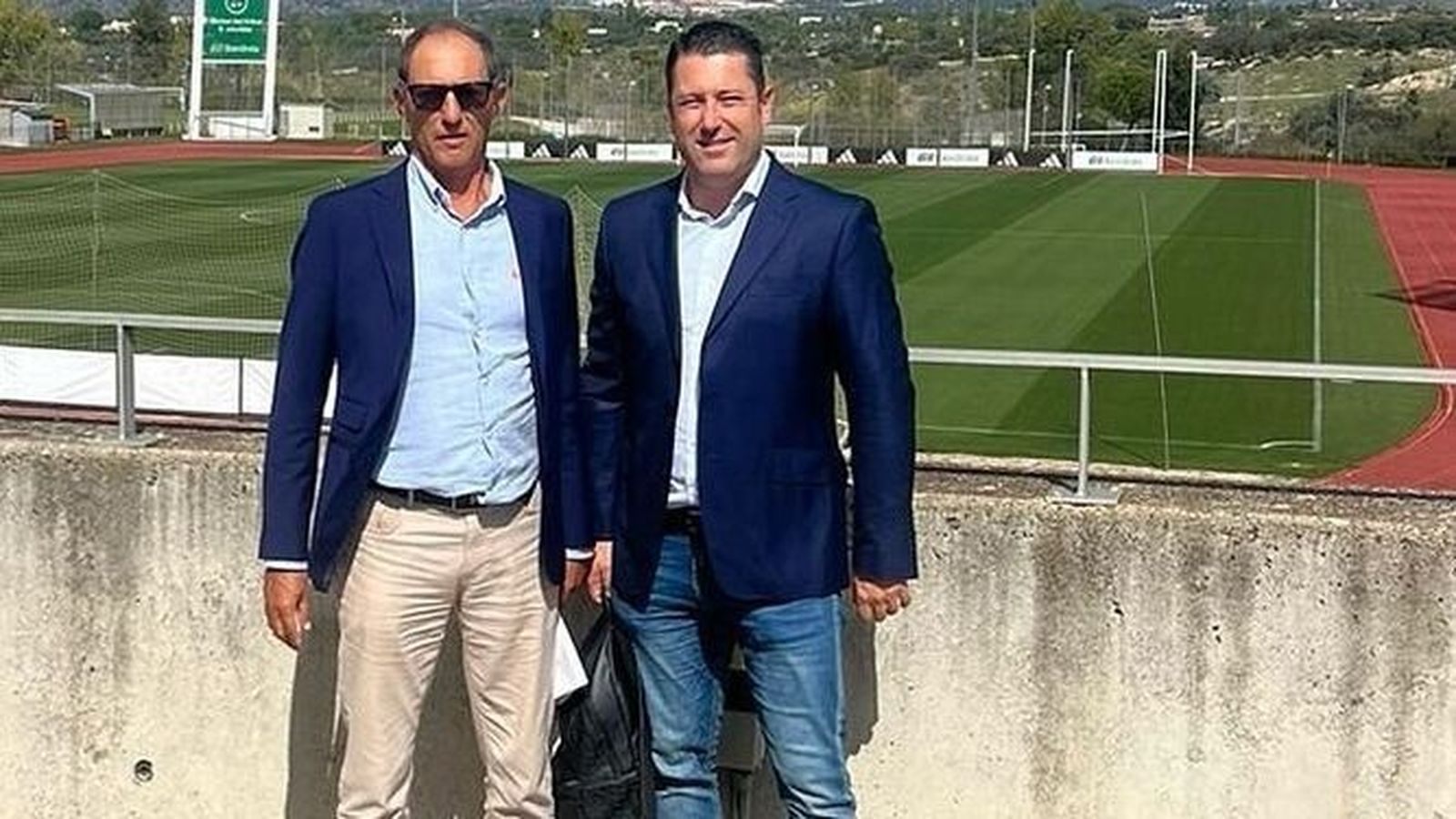 Pepe Núñez (i) y el presidente del Chiclana, Juan Luis Rojo.