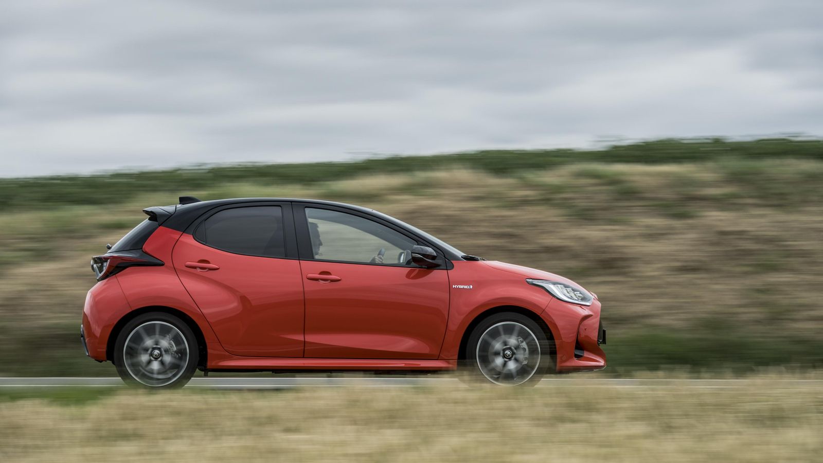 Se siente mejor relacionado con el asfalto de lo que nunca lo estuvo otro Yaris. En términos de dotación de seguridad, destaca.