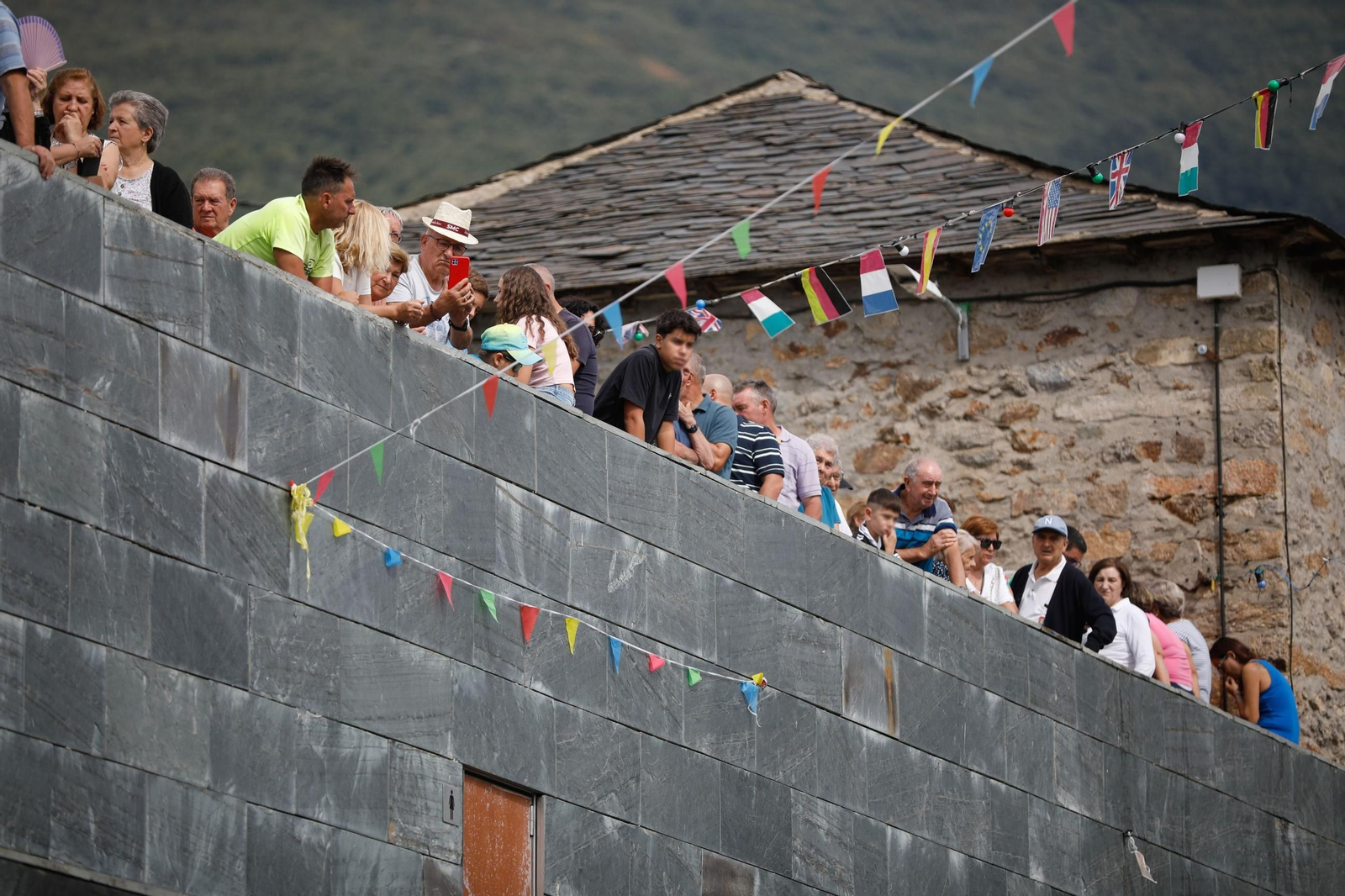 Las fotos de la visita de los Reyes a las zonas afectadas por los incendios en Sanabria y Las Médulas