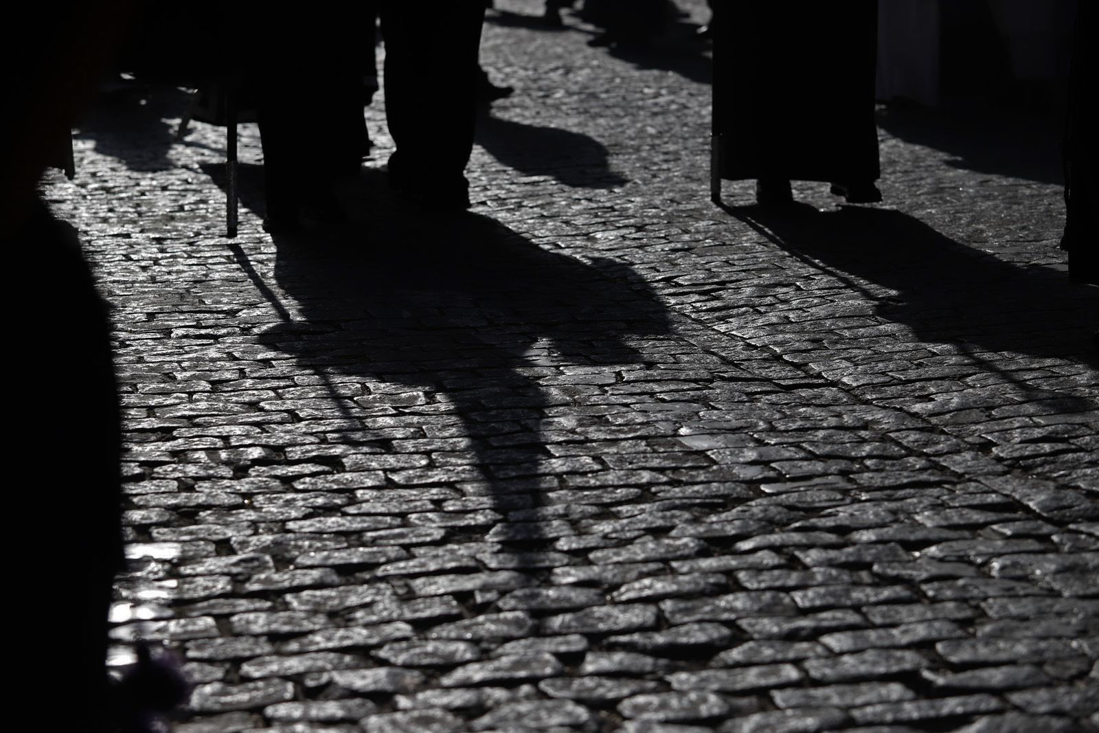 La Hermandad del Descendimiento en su recorrido por las calles de Huelva el Viernes Santo