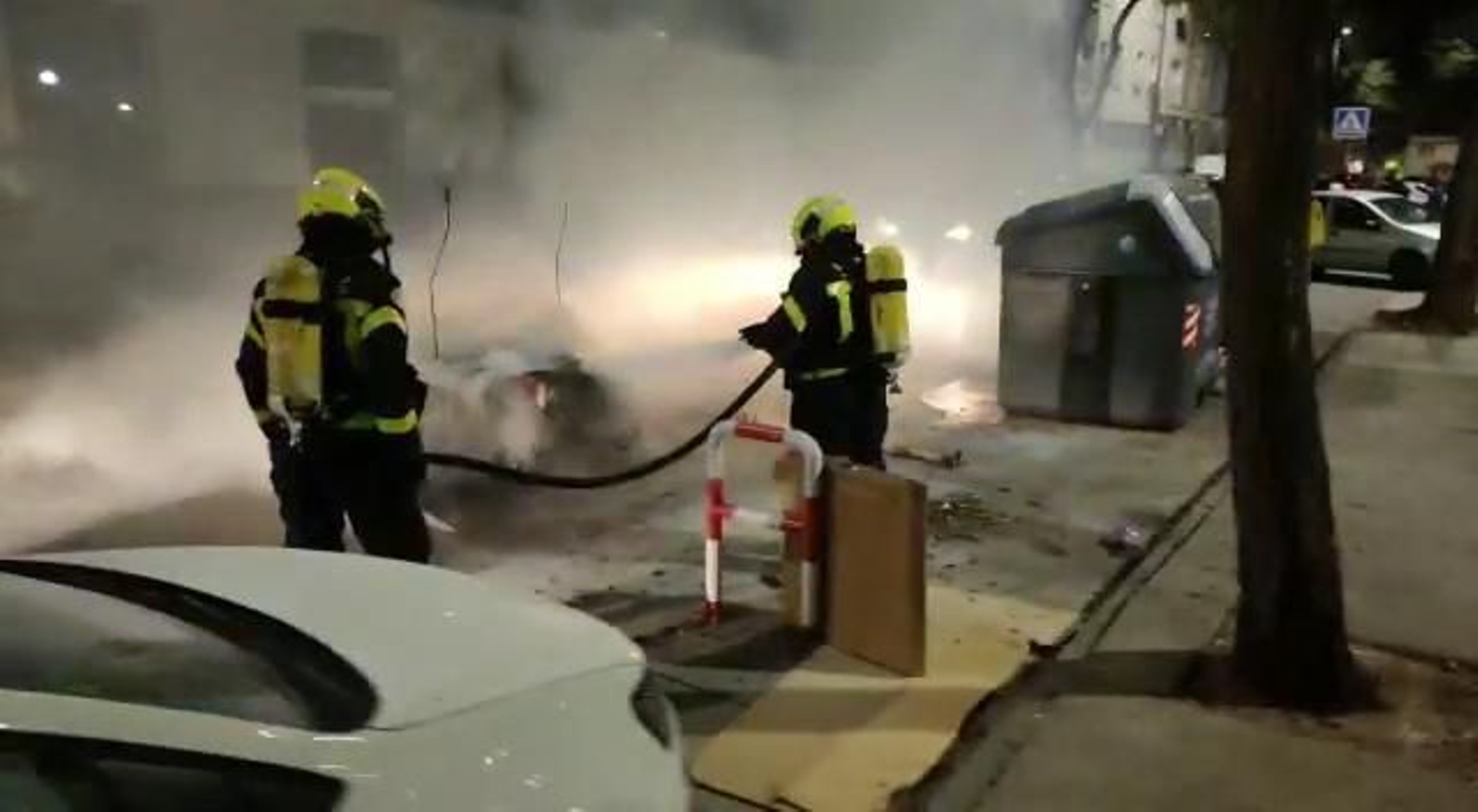 Los bomberos sofocan sobre las nueve de la noche el incendio de la calle Joan Miró.