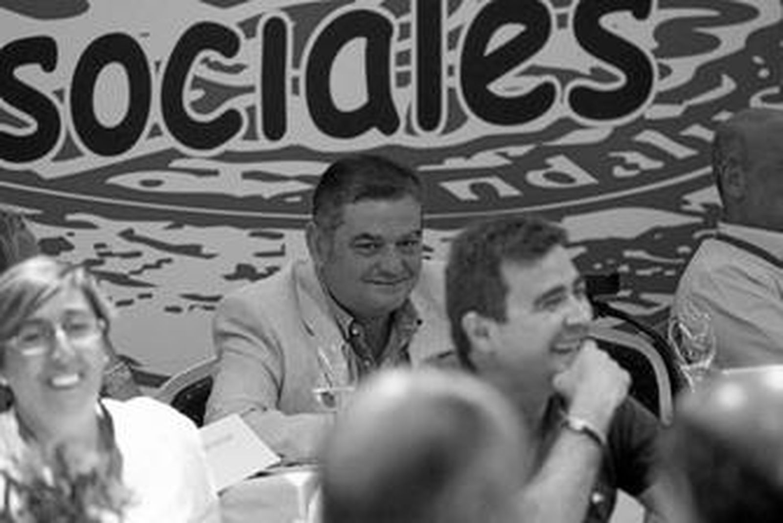 Pedro Custodio, al fondo, durante el Congreso provincial celebrado ayer en Los Barrios.