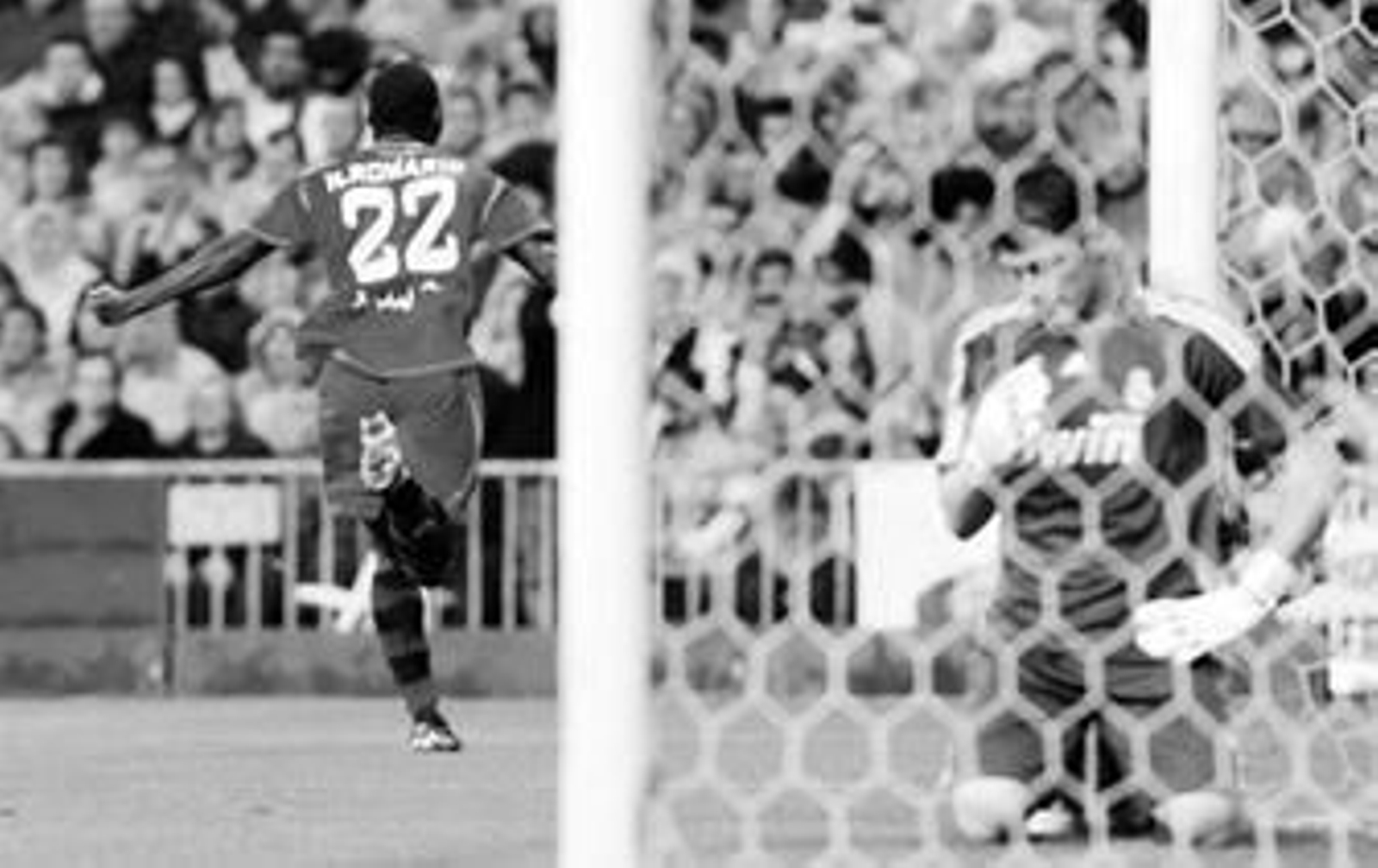 Romaric acaba de hacer el 1-2 al batir a Casillas tras cabecear una falta directa.