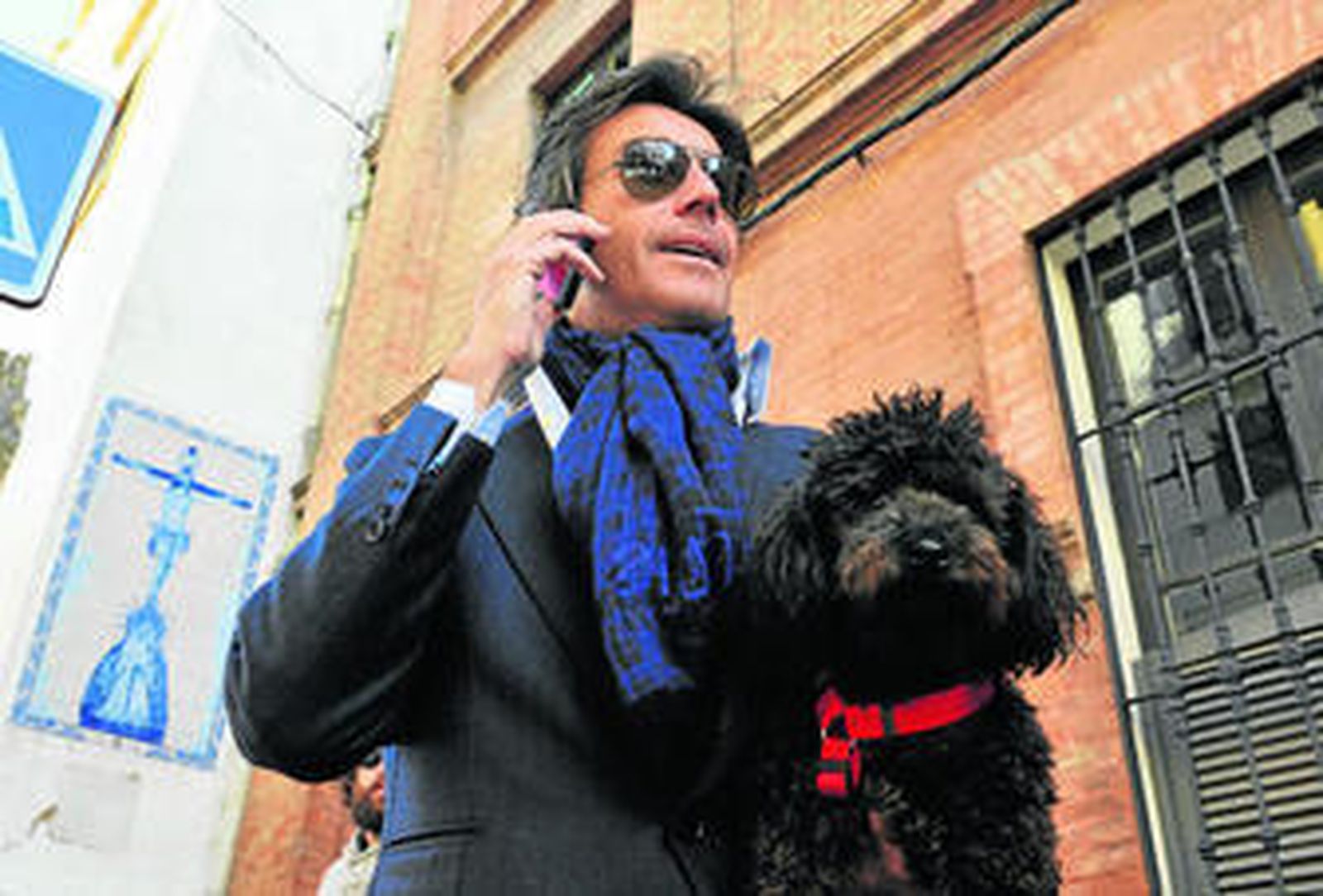 José Antonio Ruiz-Berdejo, cónsul de Bélgica en Sevilla, ayer con su perra 'Lady Baltimore' junto a la calle Fabiola.