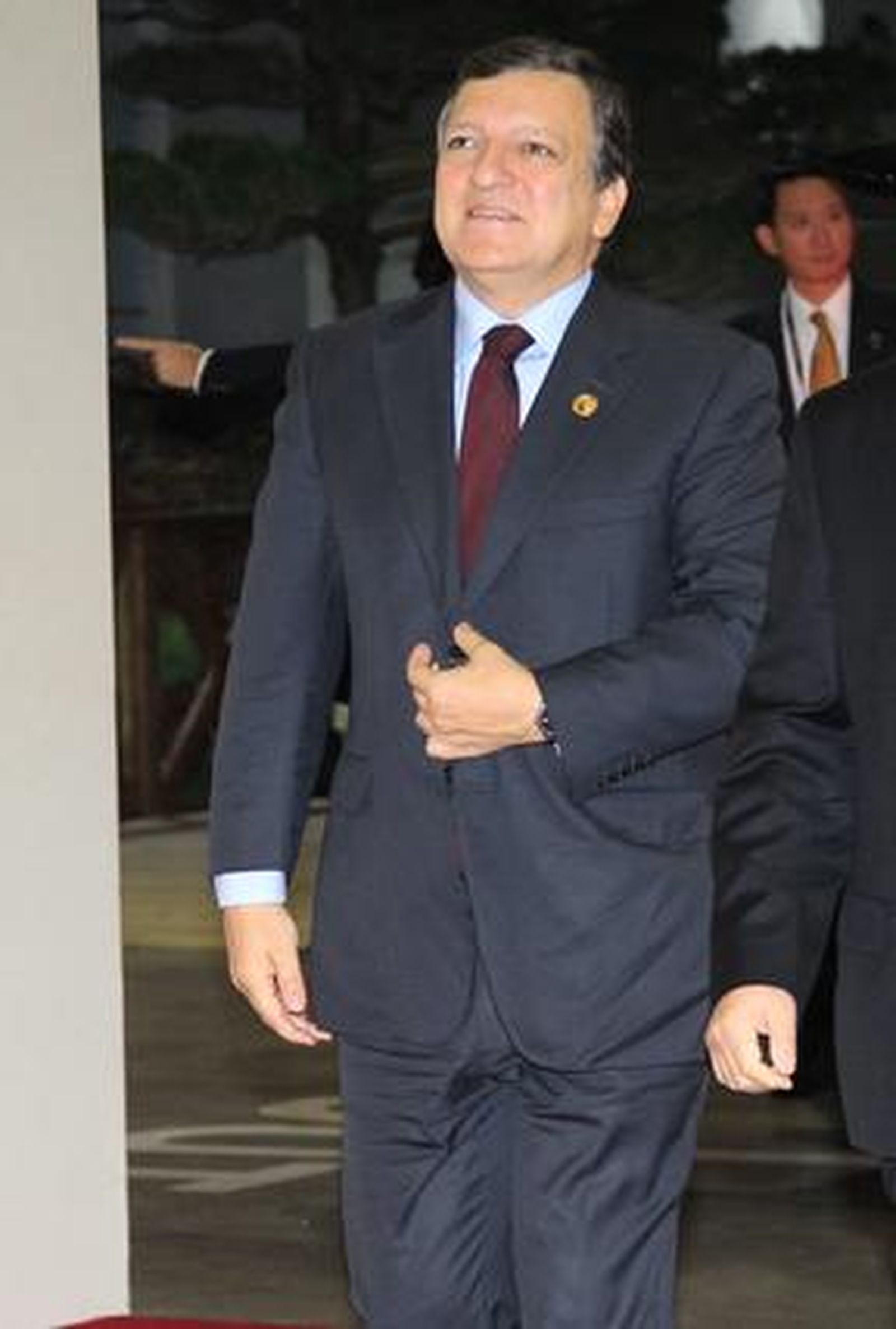 El presidente de la Unión Europea, José Manuel Barroso, llegando a la sede de la cumbre del G20, en Seúl.

Foto: Agencias