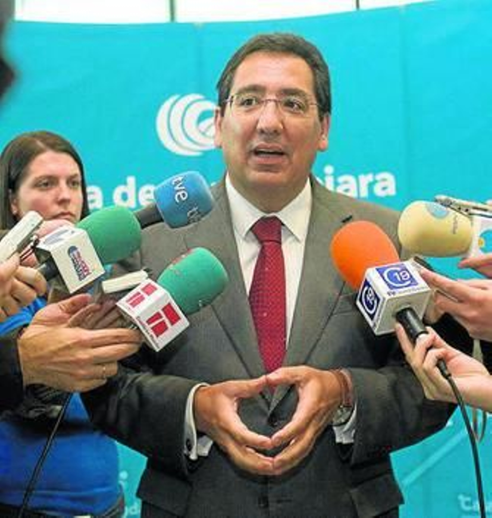 El presidente de Cajasol, Antonio Pulido, atiende a los medios.