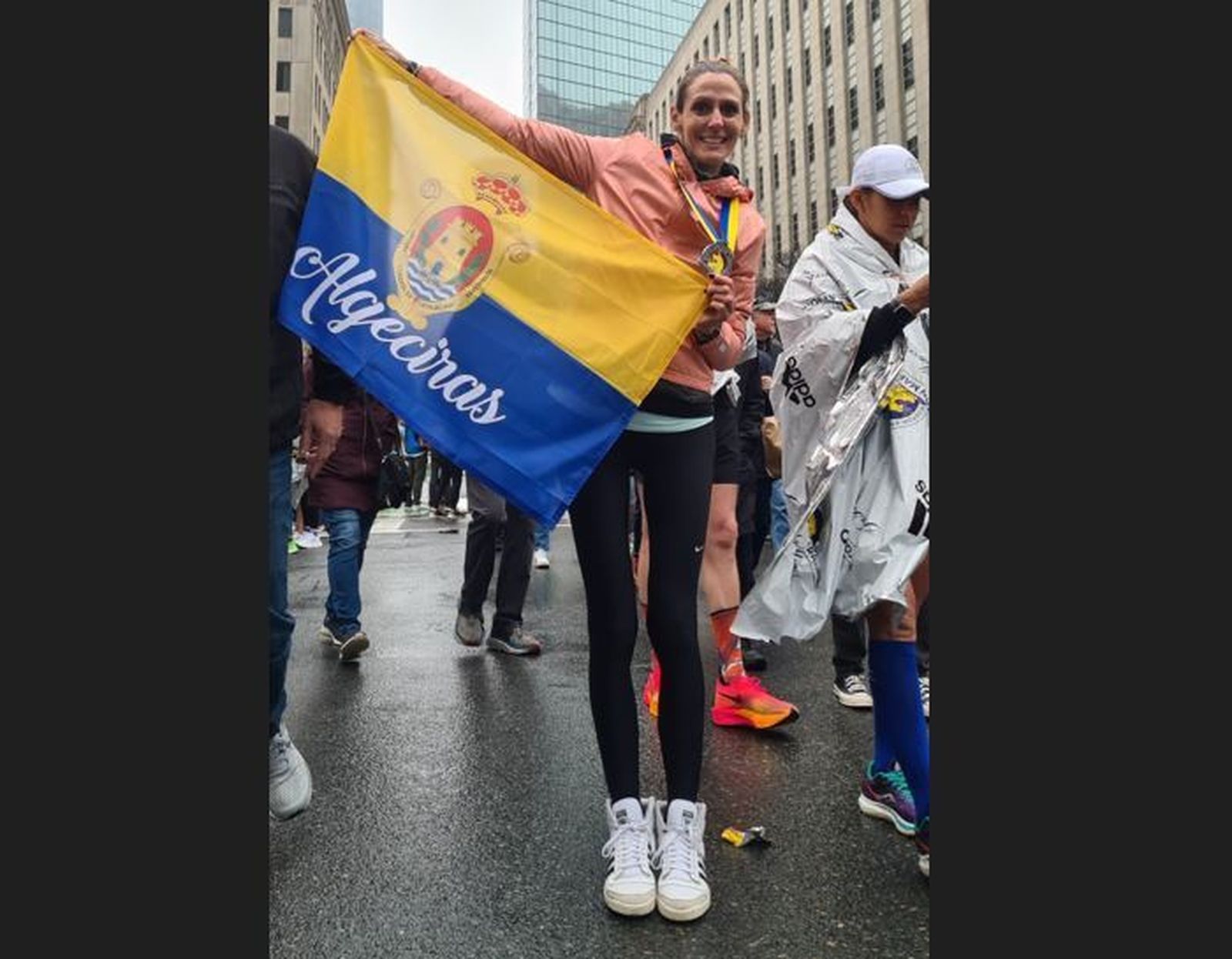 La algecireña Elsa Melcón, con la bandera de Algeciras en Boston.