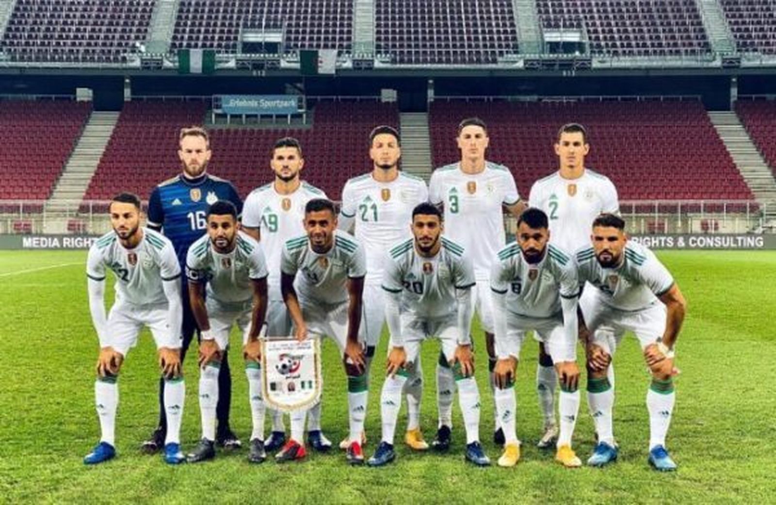 Mandi, con el equipo inicial de Argelia ante Zimbabue.