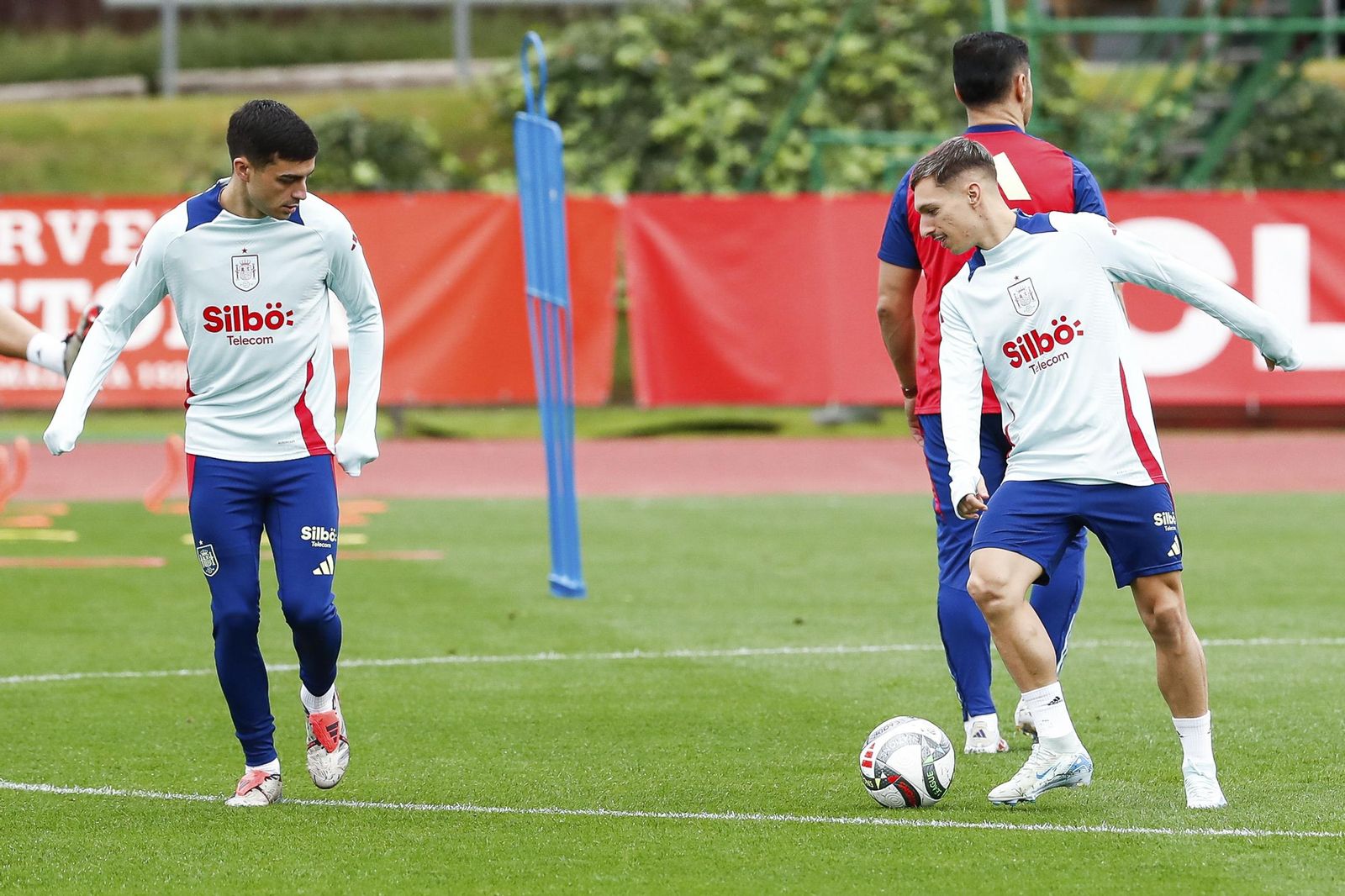 Pedri y Bryan Zaragoza, en el último entrenamiento.