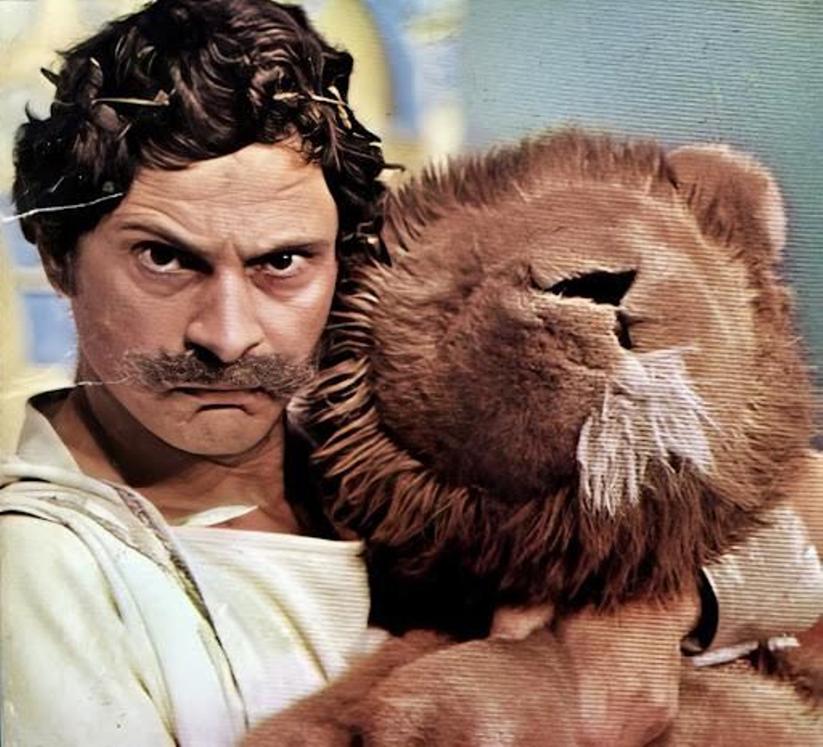Roberto Mosca como Filetto Capocómico y su león Leocadio
