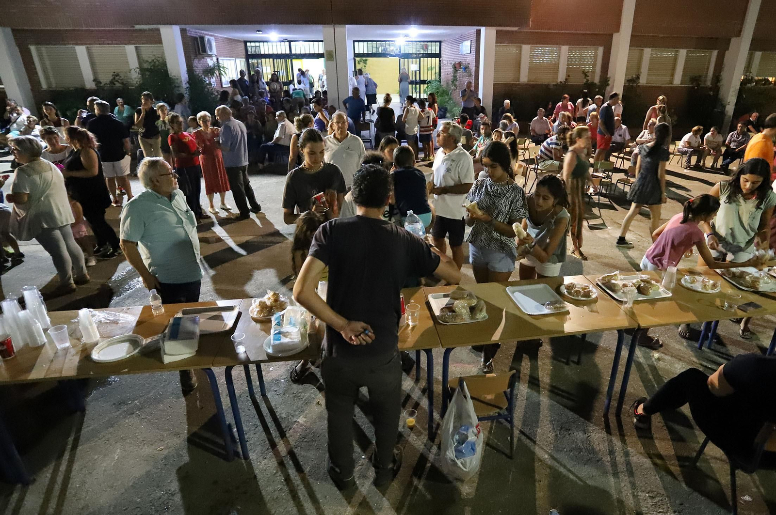Imágenes de los evacuados de  Almonaster acogidos en Cortegana por el incendio